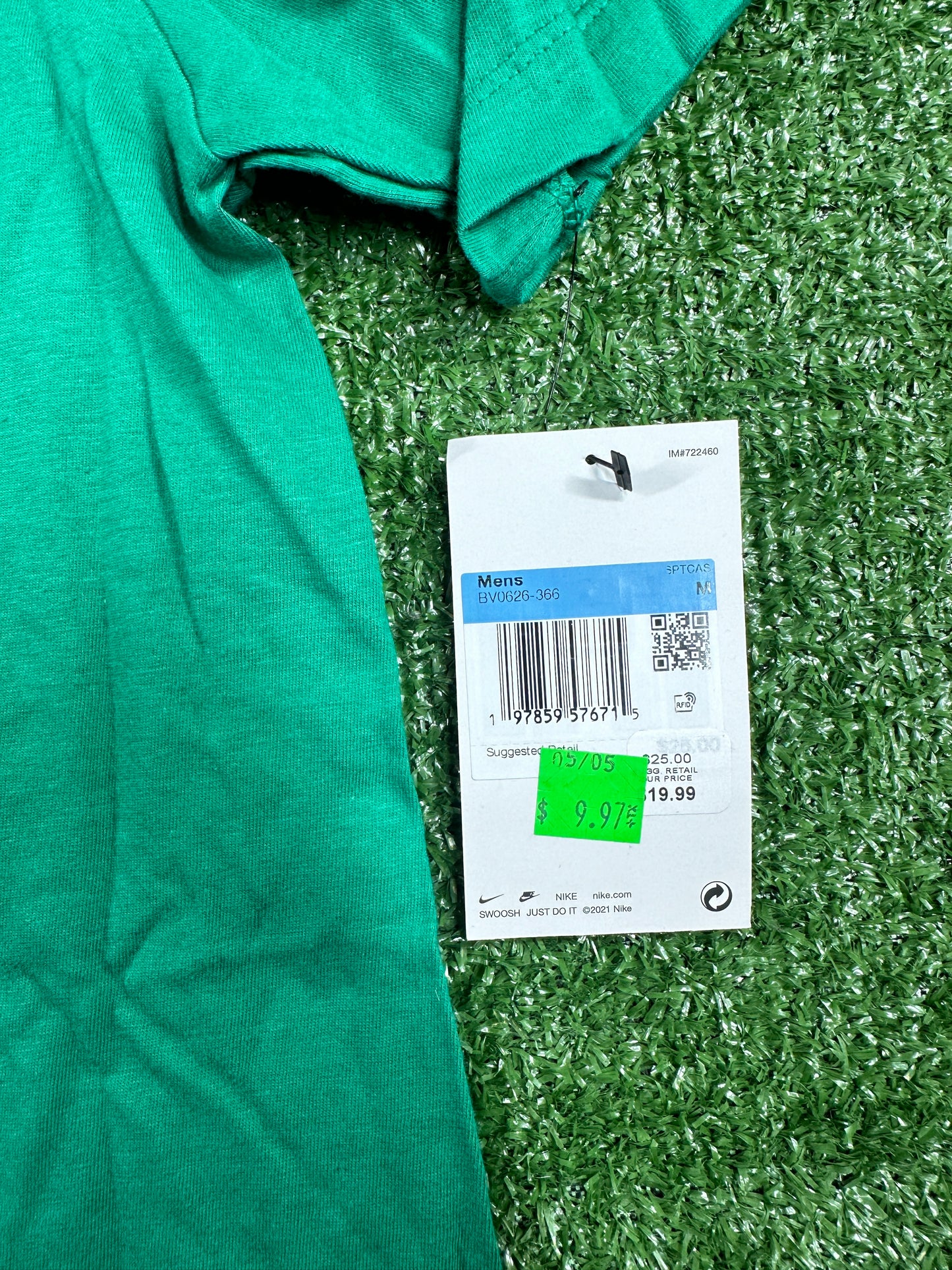 Nike Air Men's Brand New Chest Swoosh Green T-Shirt - Size Medium