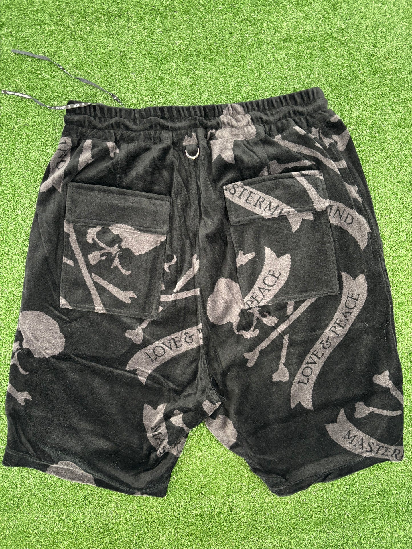 Mastermind World All Over Skull Velour Black Sweatshorts Size Large (MSRP: $1,290)