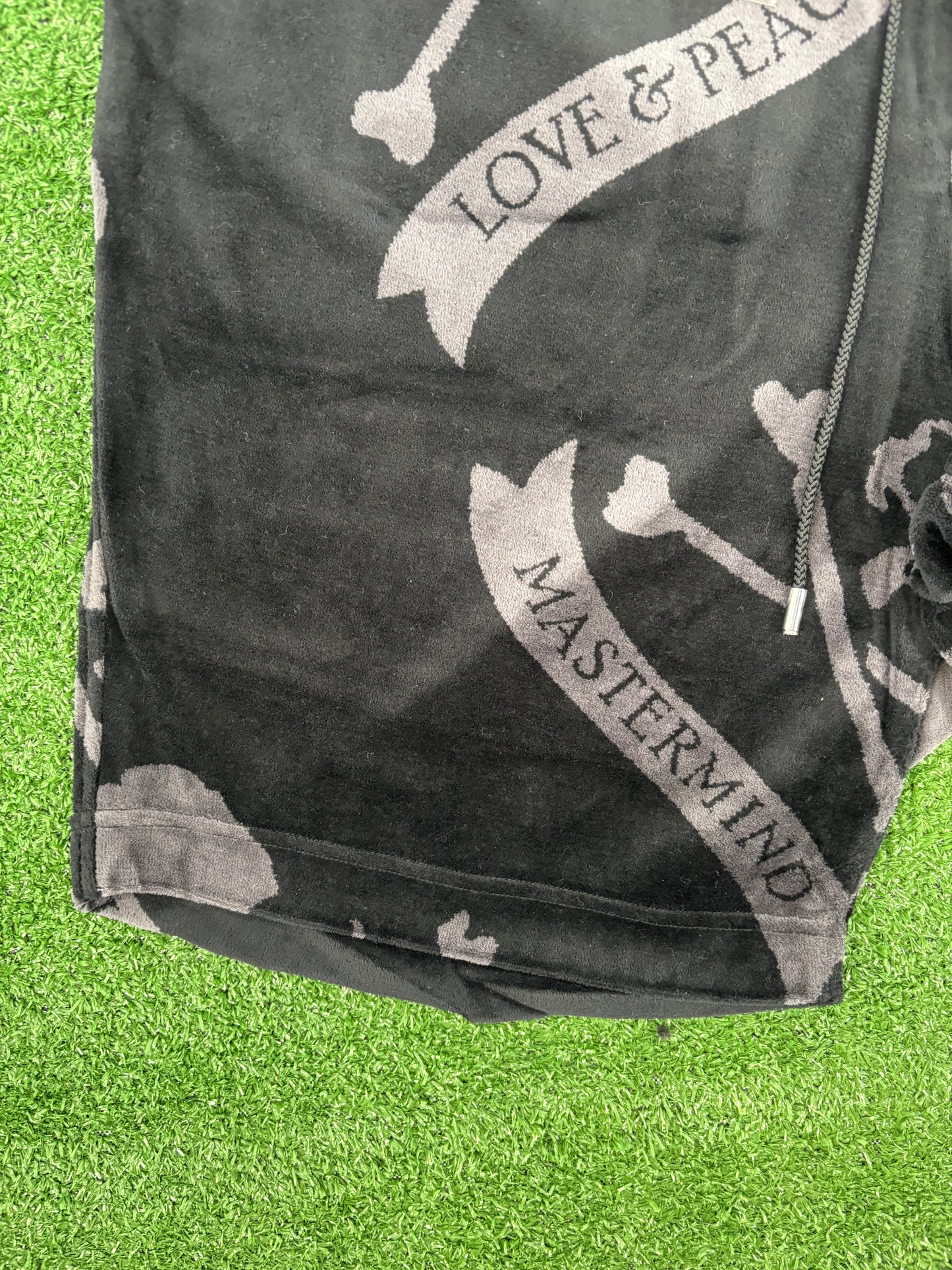 Mastermind World All Over Skull Velour Black Sweatshorts Size Large (MSRP: $1,290)