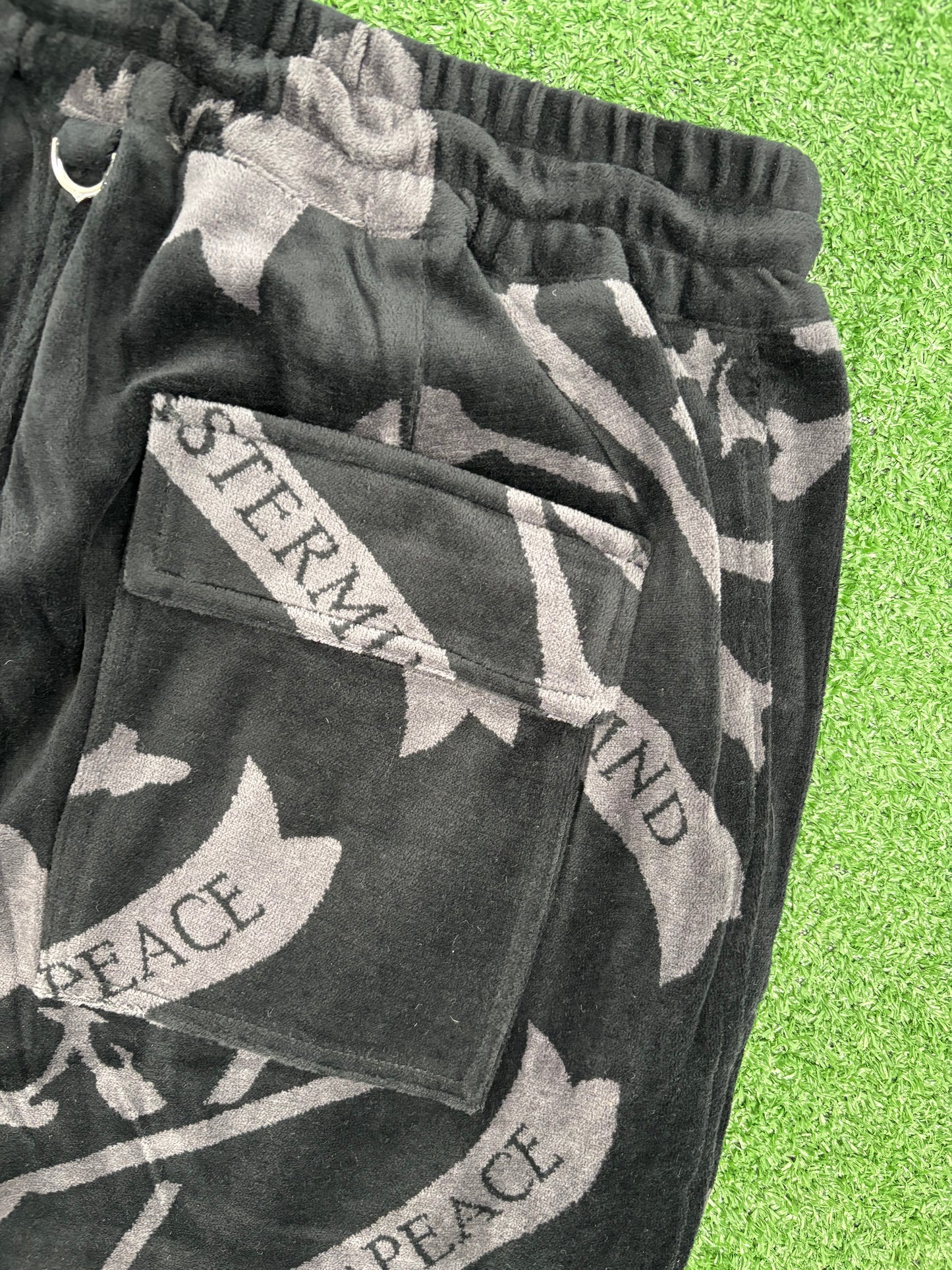 Mastermind World All Over Skull Velour Black Sweatshorts Size Large (MSRP: $1,290)