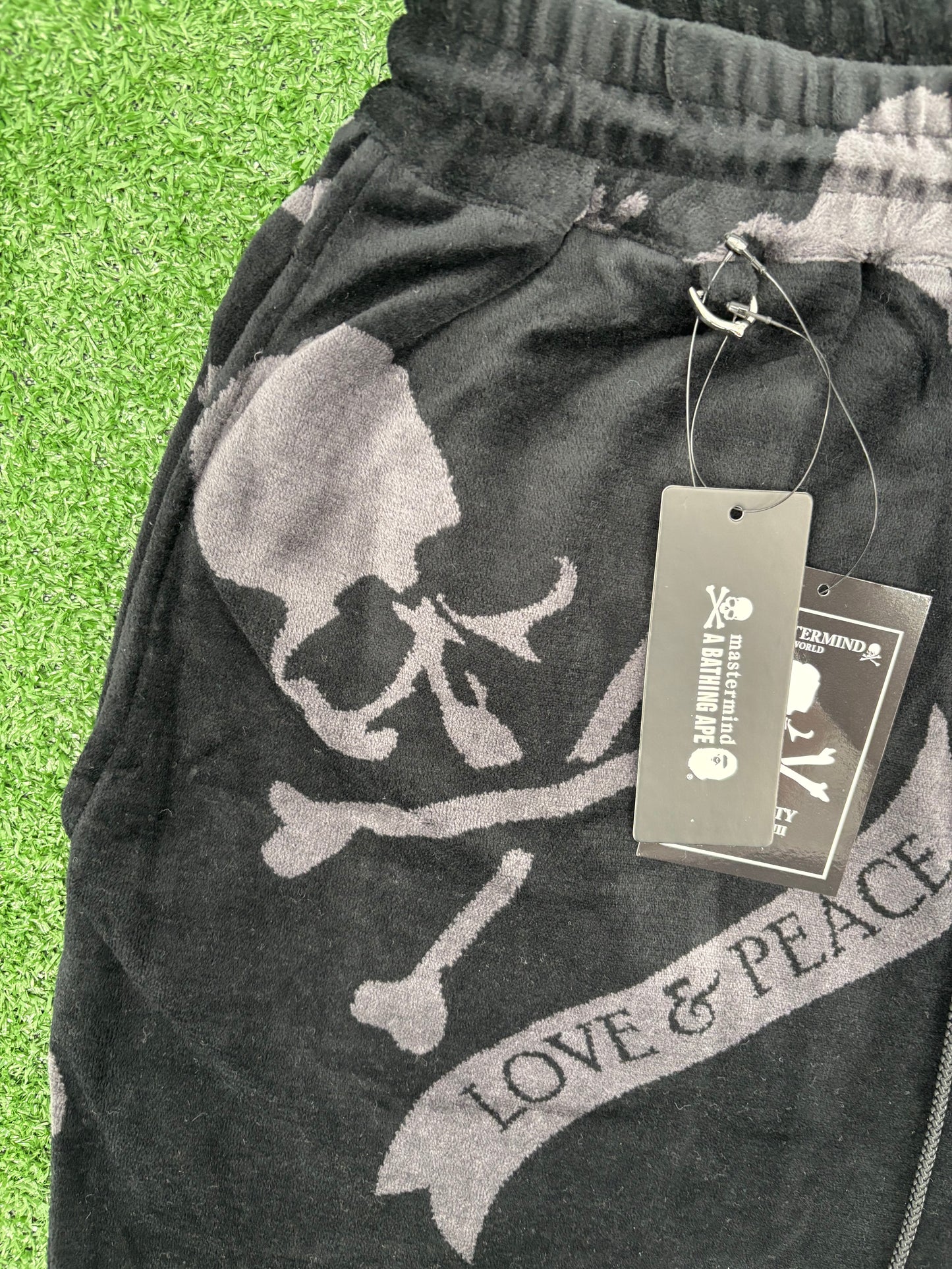 Mastermind World All Over Skull Velour Black Sweatshorts Size Large (MSRP: $1,290)